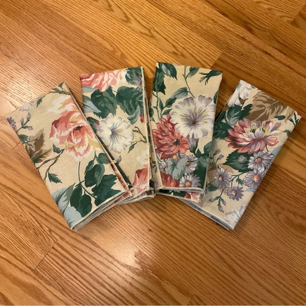 Floral Patterned Fabric Napkins Set